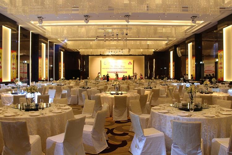 grand-ballroom-round-table-set-up.JPG